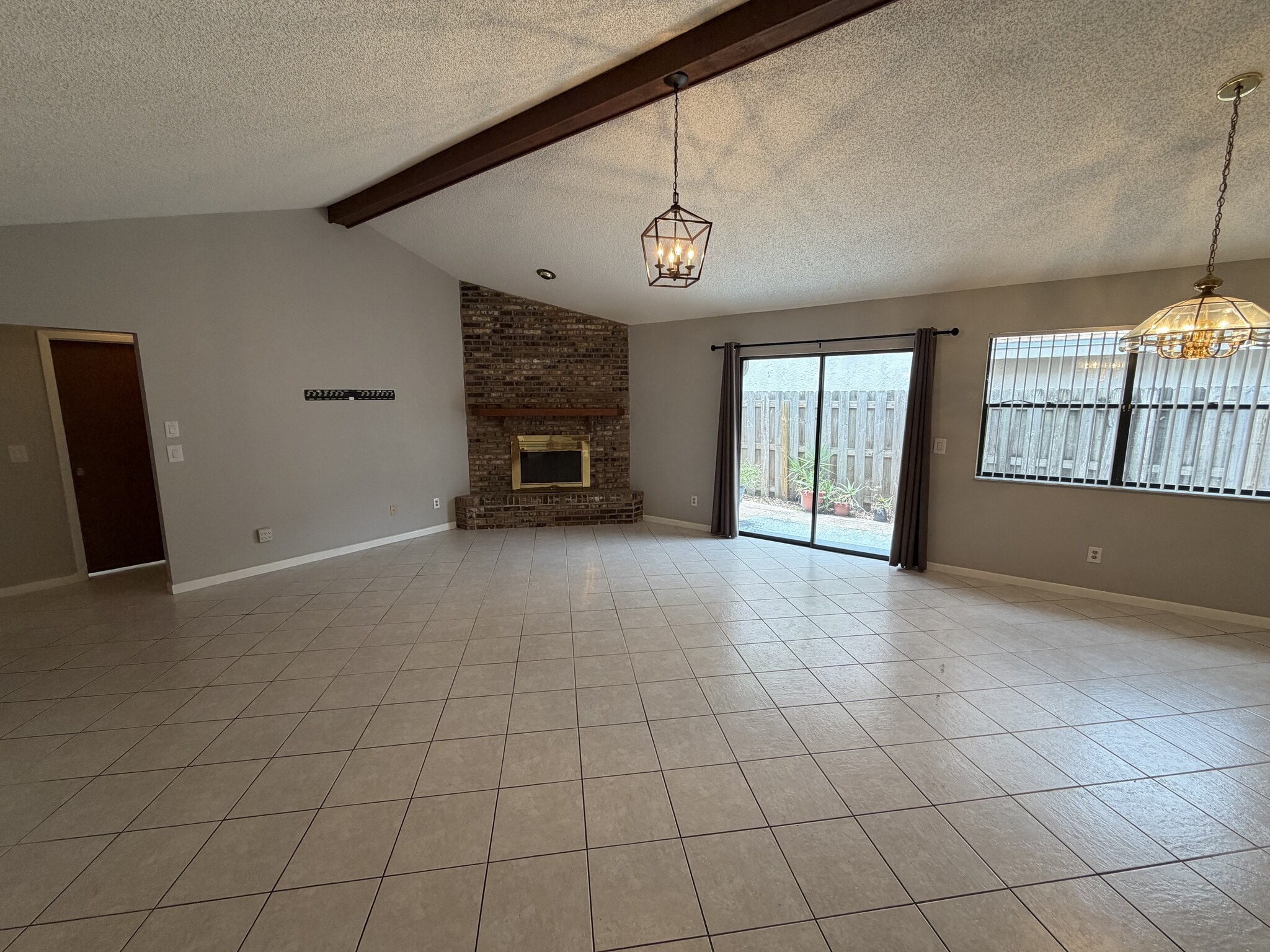 Building Photo - 3 Bed/2 Bath