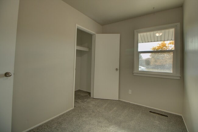Building Photo - Pet Friendly Kearns Home
