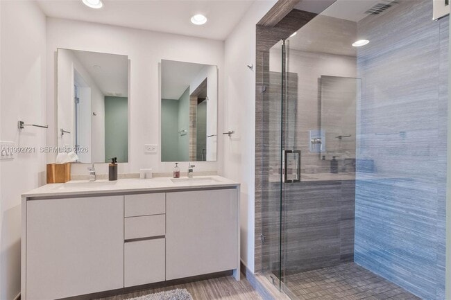 Building Photo - 1010 Brickell Ave