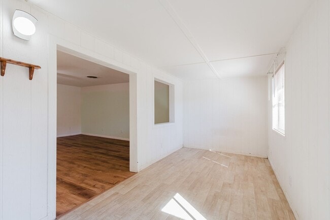 Building Photo - 2 Bedroom, 2 Bath Townhouse