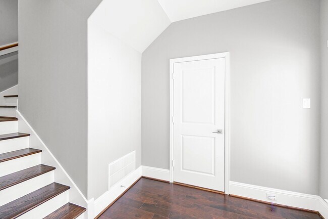 Building Photo - 411 N Nagle St