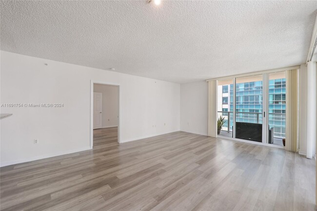 Building Photo - 1155 Brickell Bay Dr