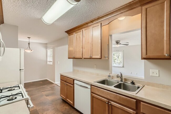 Building Photo - 3399 Emerald Dr