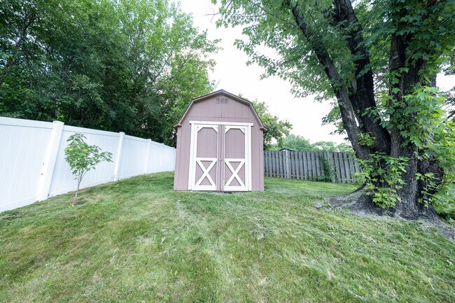 Building Photo - 13784 Fairlawn Ave
