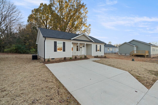 Building Photo - 527 W Cemetery St