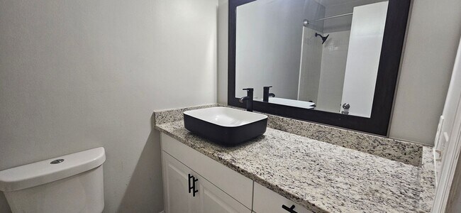 Building Photo - Charming 3-Bedroom Home in Deland – Water and Lawncare Included!