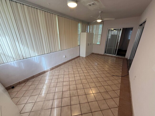 Building Photo - 6805 NW 75th Dr