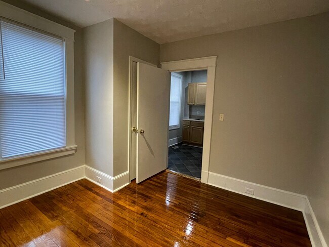 Building Photo - 4 Bedroom Home with Large Yard