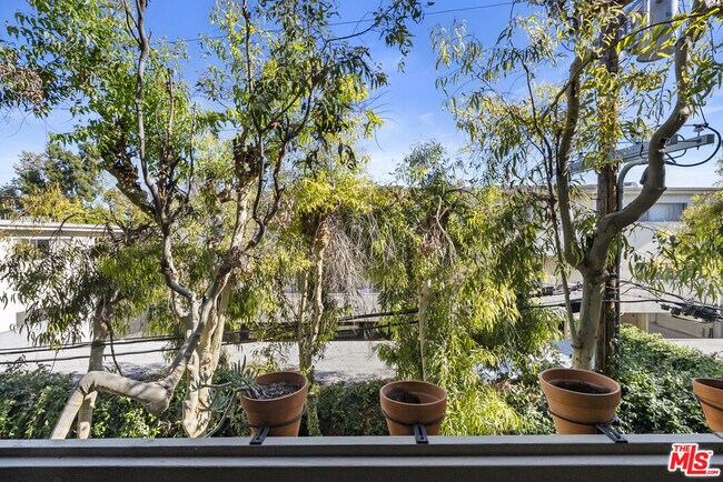 Building Photo - 740 Kings Rd