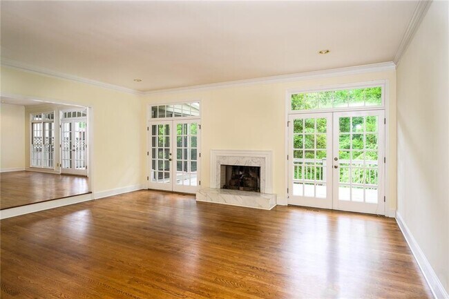 Building Photo - 1034 St James Crossing