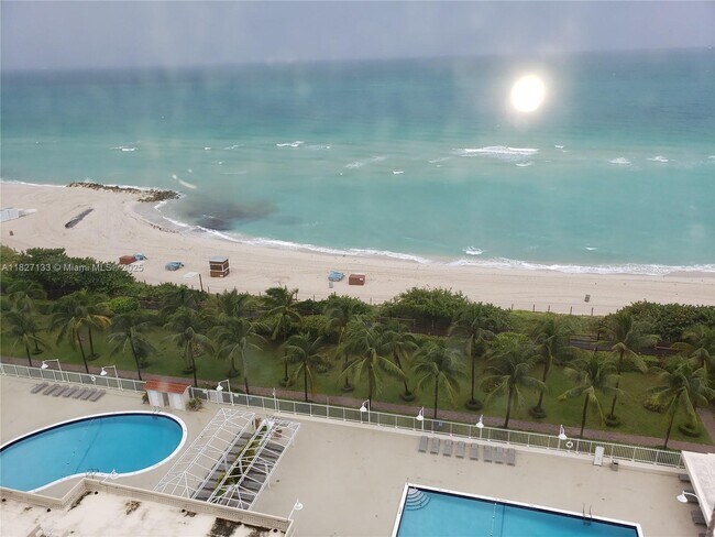 Building Photo - 2899 Collins Ave