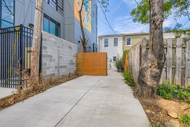 Building Photo - 2535 N Howard St