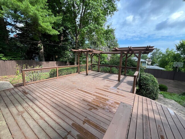 Building Photo - Large 5BR/3.5 Bath in Elm Heights. Available Now!
