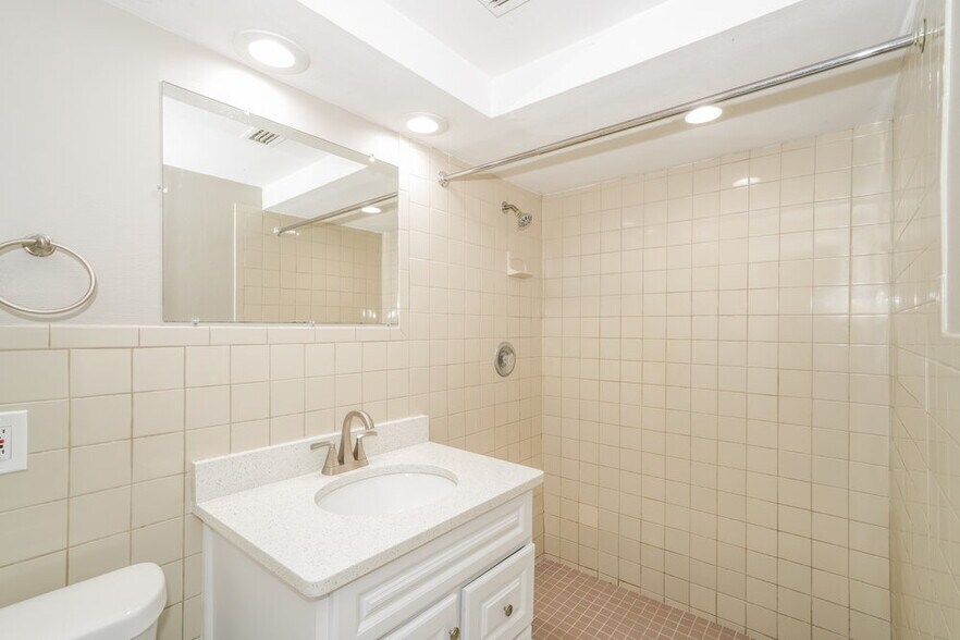 Building Photo - 10933 Felsdale Ave