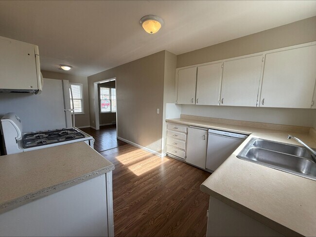 Building Photo - 1908 W 47th Pl