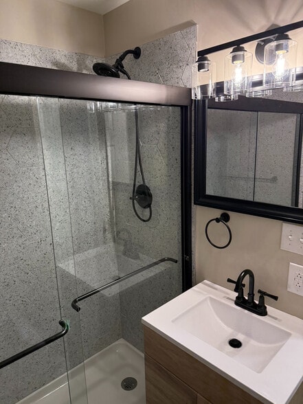 Building Photo - Room in Apartment on Liberty St