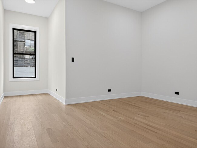 Building Photo - 1416 N Maplewood Ave