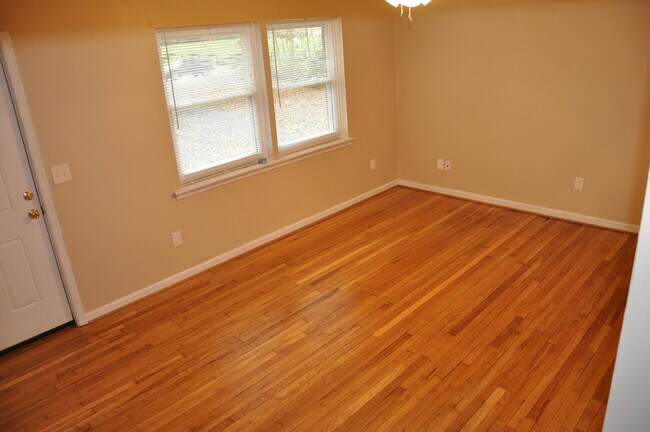 Building Photo - Sparkling Rambler in Park-like Setting on 10 Acres