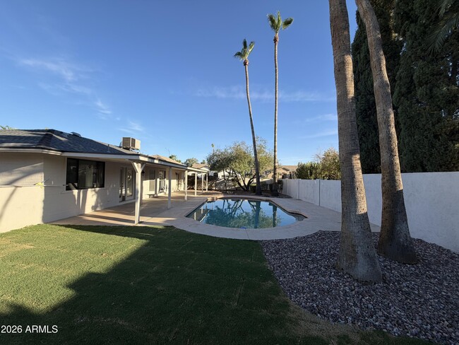 Building Photo - 6714 E Paradise Ln