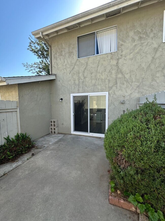 Building Photo - CHARMING 2-BEDROOM TOWNHOME IN GENESEE HIG...