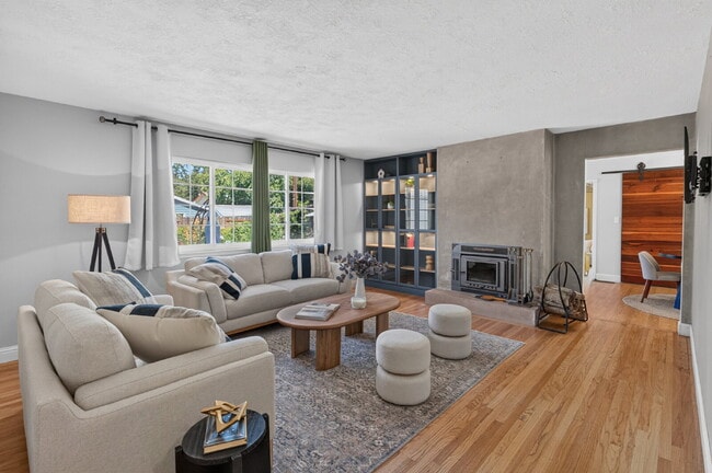 Building Photo - Spacious 4-Bed Oasis with 2 Full Baths