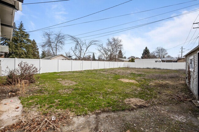 Building Photo - Remodeled 3BR/2BA Brick Bungalow - Fireplace, Finished Basement & Garage