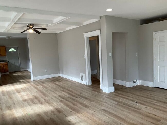 Building Photo - 611 E Mitchell Ave