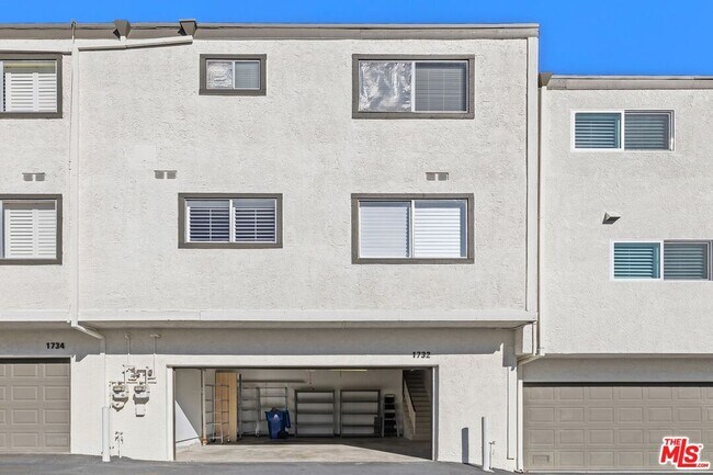 Building Photo - 1732 Palisades Dr