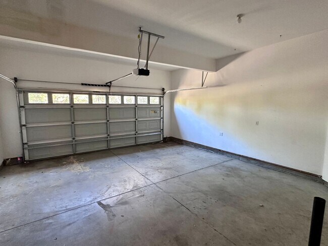 Building Photo - BEAUTIFUL 3 BEDROOM AND 2.5 BATHROOM TOWNHOUSE IN SOUTHWEST REDMOND!