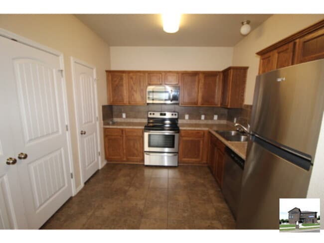 Building Photo - 917 Brookview Dr