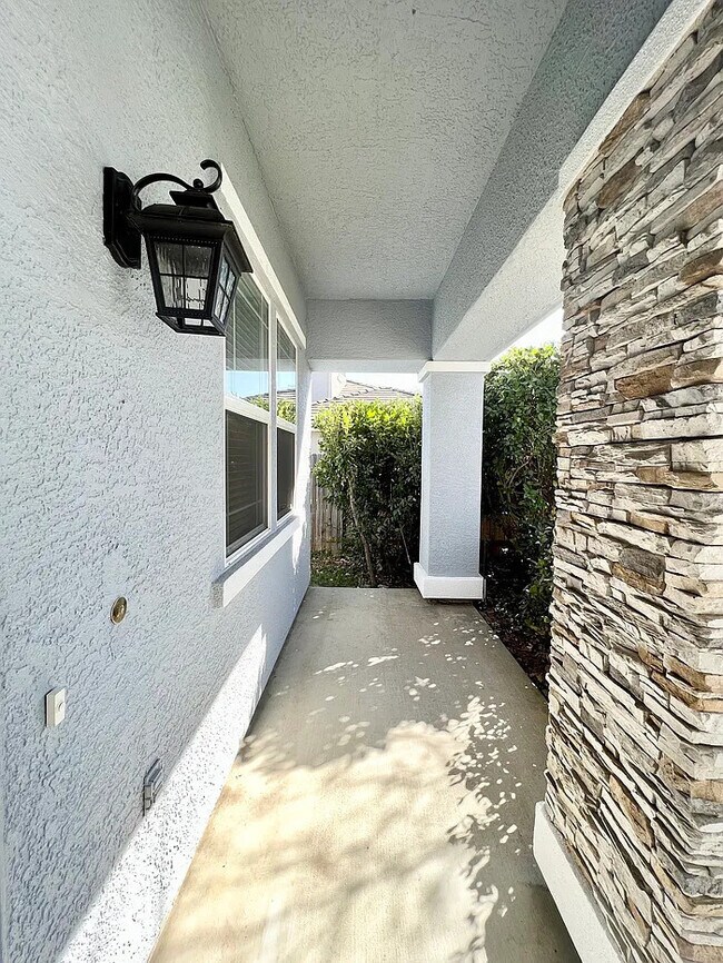 Building Photo - Stunning 4 bedroom 2 bathroom home in Linc...