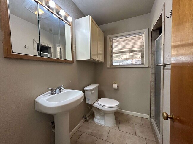 Building Photo - Beautiful Spacious 3/2 Home