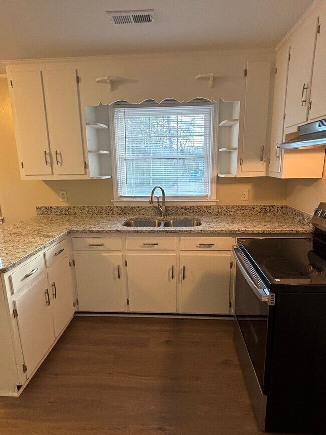 Building Photo - 3 BED, 1 BATH BRICK HOME LOCATED IN ASHEBORO