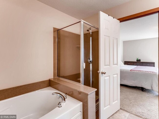 Building Photo - Beautiful 3 Bed/2.5 Bath Townhome in Woodbury- Community Pool! Available Now!