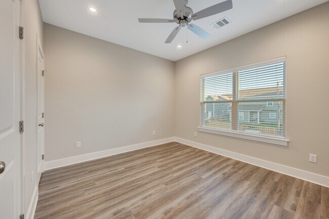 Building Photo - 212 Tee Dr