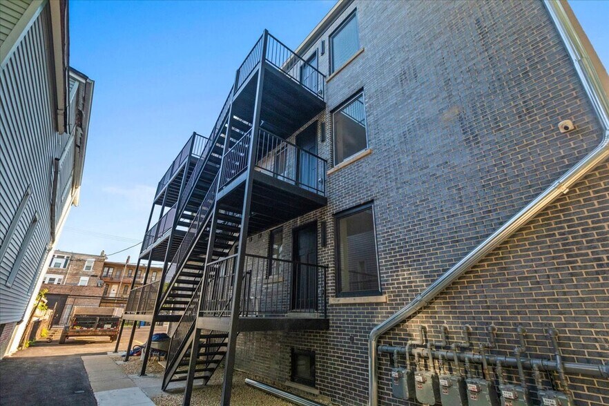 Building Photo - 2023 N Drake Ave