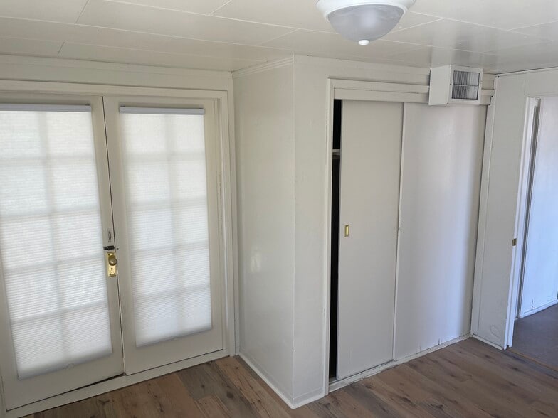 Building Photo - 407 La Mesa Way