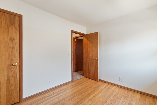 Bedroom - 2827 W Oriole Dr