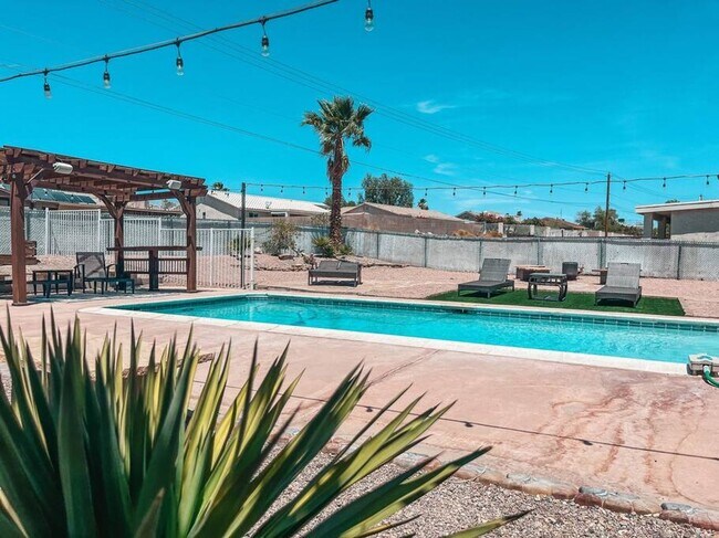 Building Photo - 4 Bedroom Pool Home Located Downtown