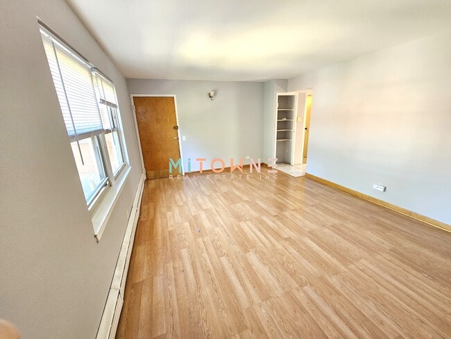 Building Photo - 2115-2123 W Farragut Ave