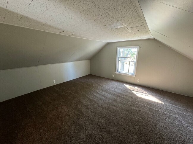Building Photo - Spacious 3-Bedroom, 1-Bathroom Home with Pole Building – $1,525/Month