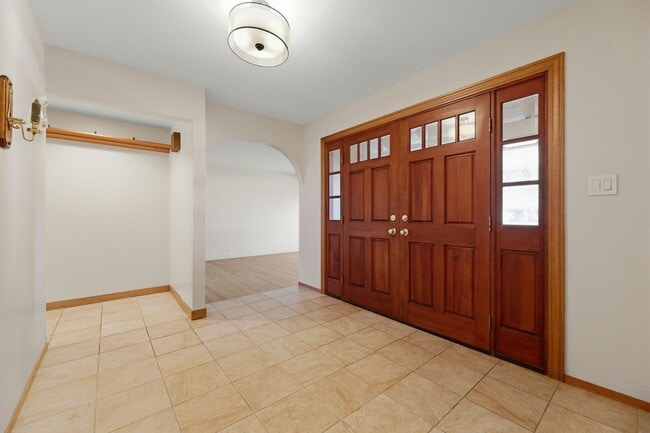 Building Photo - Beautifully Updated 3BR/2BA Home with Private Garden Oasis