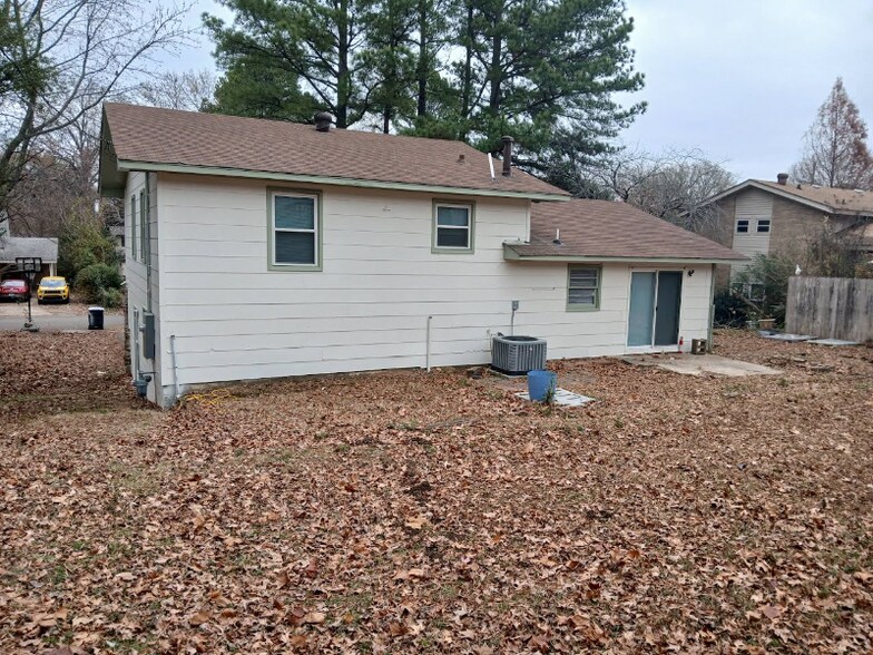 Building Photo - 1703 W Oak Ave