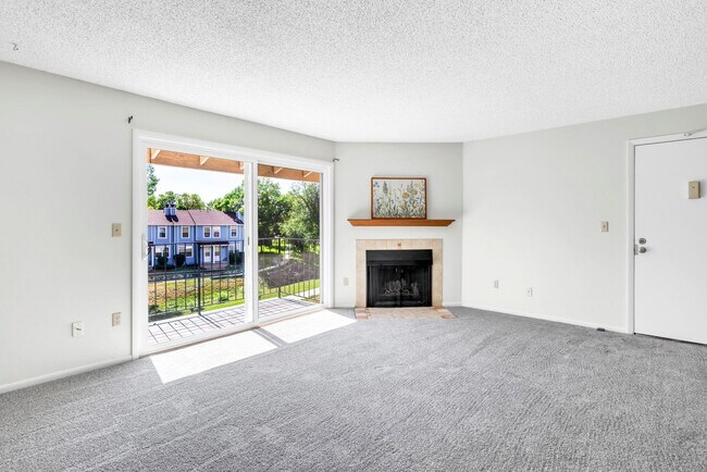 Building Photo - **Move-In Special** Top Floor Condo - Available Now!!