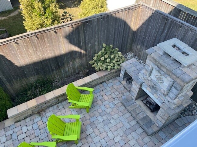 Building Photo - Immaculate 4 bedroom 3.5 bath Home at North End