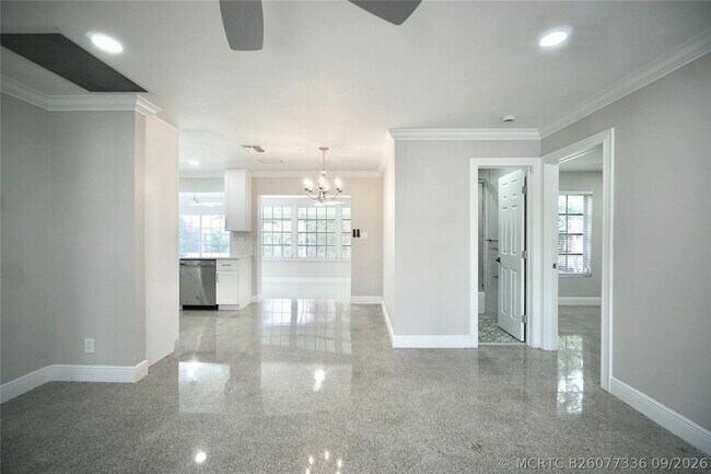 Building Photo - 917 SE 15th Ct
