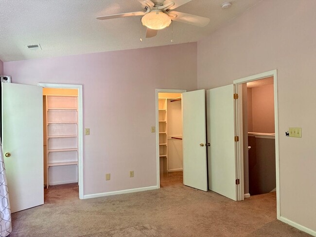 Building Photo - 3 Bed 2.5 Bath Hampton Home!