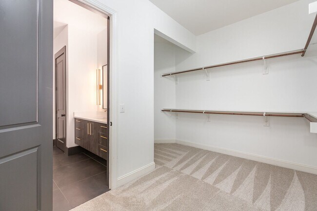 Building Photo - Stunning 5-Bedroom, 5-Bathroom Home with Chef's Kitchen and Luxurious Features