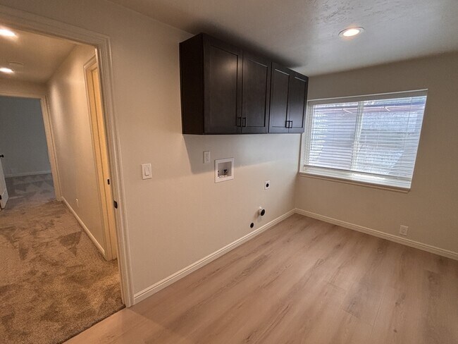 Building Photo - 627 E 700 N