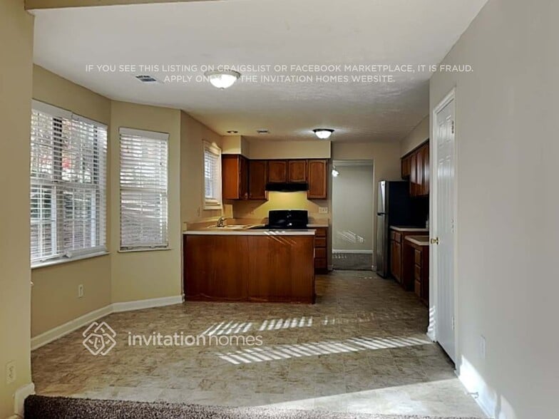 Building Photo - 2640 Woodside Dr